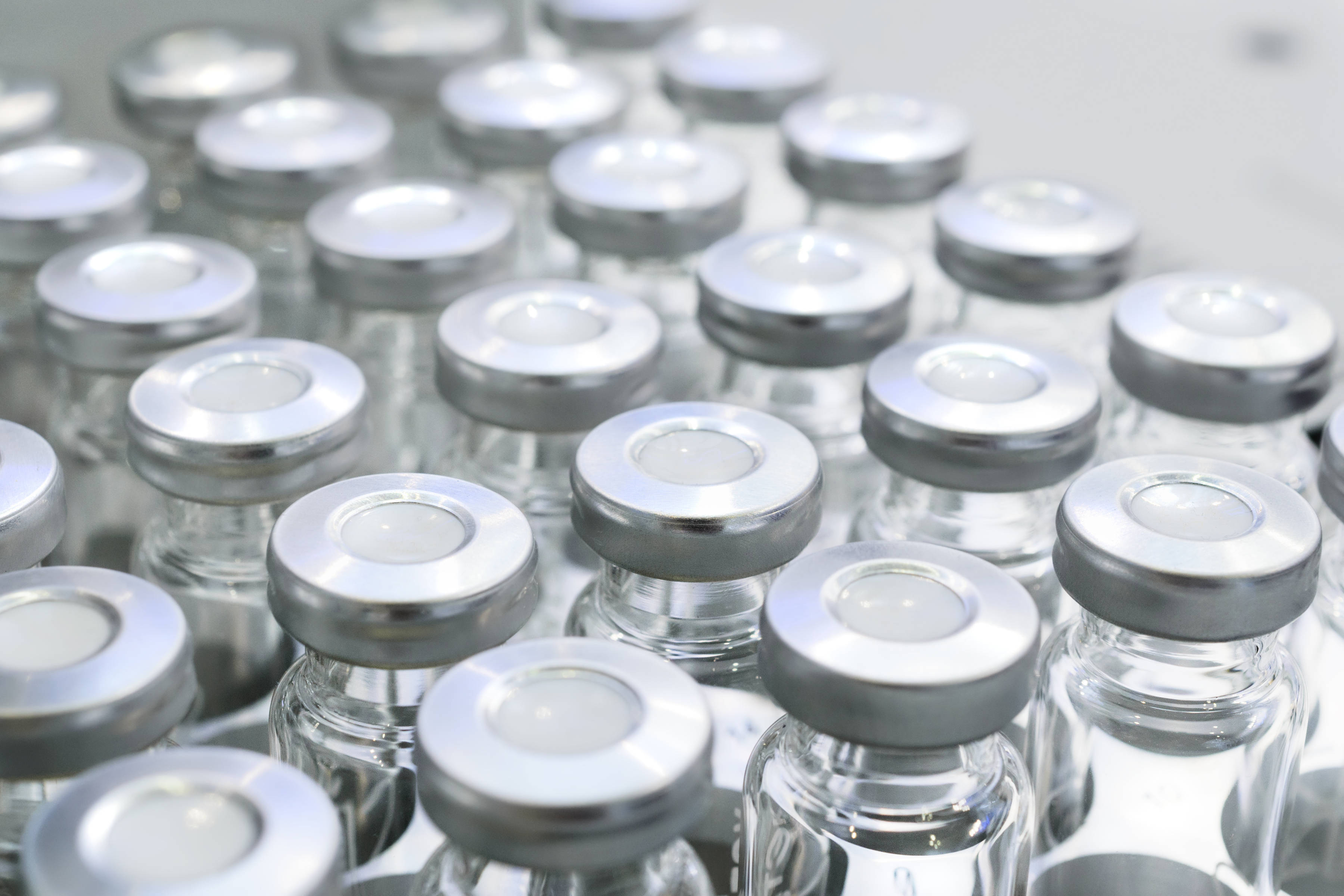 Glass vials for liquid samples. Laboratory equipment for dispensing fluid samples. Shallow depth of field. Photo: Nordroden / iStock.